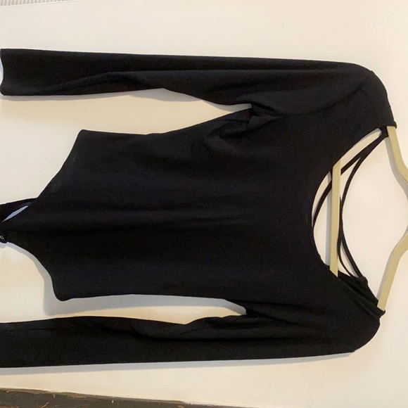 Large black long sleeve with back detail. - Picture 1 of 4